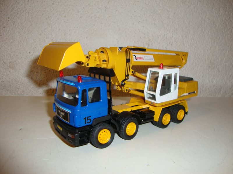 Man LKW mit einem Liebherr R924 Leonard Teleskopbagger