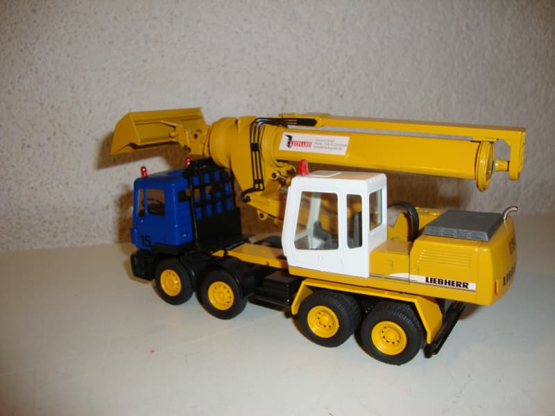 Man LKW mit einem Liebherr R924 Leonard Teleskopbagger
