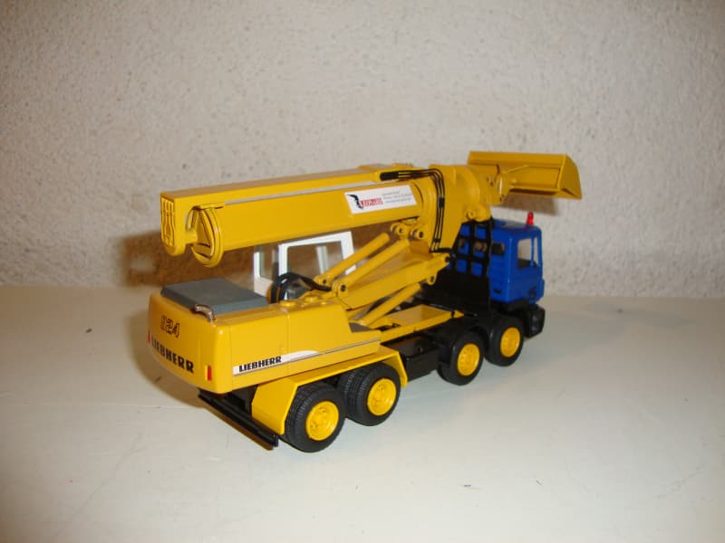 Man LKW mit einem Liebherr R924 Leonard Teleskopbagger