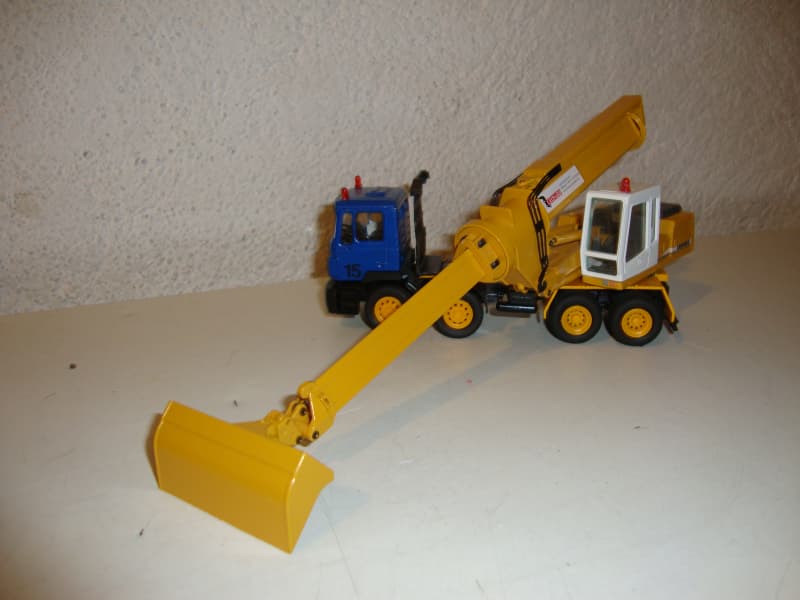 Man LKW mit einem Liebherr R924 Leonard Teleskopbagger