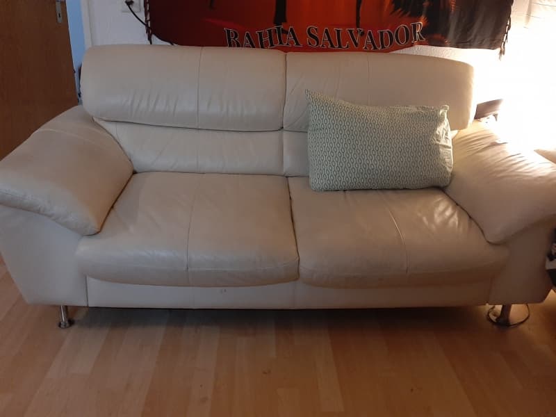 Sofa(s), Beistelltischlein, SamsungTV 43",