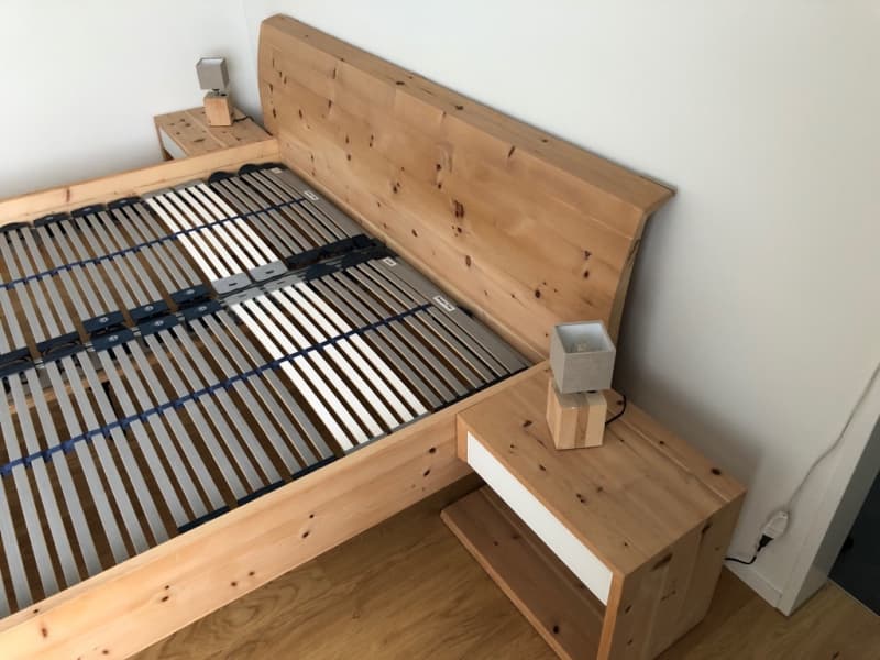 Zirbenbett aus Massivholz 180x200 zu verkaufen mit Nachttisch