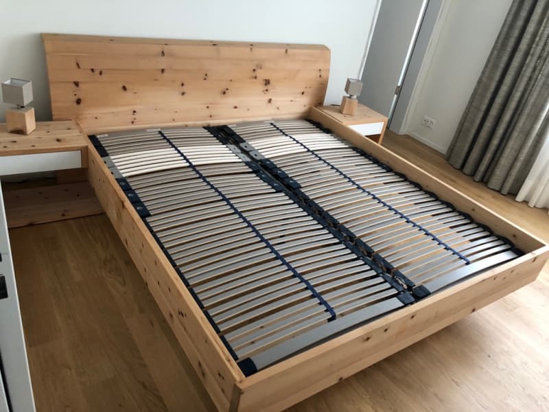 Zirbenbett aus Massivholz 180x200 zu verkaufen mit Nachttisch