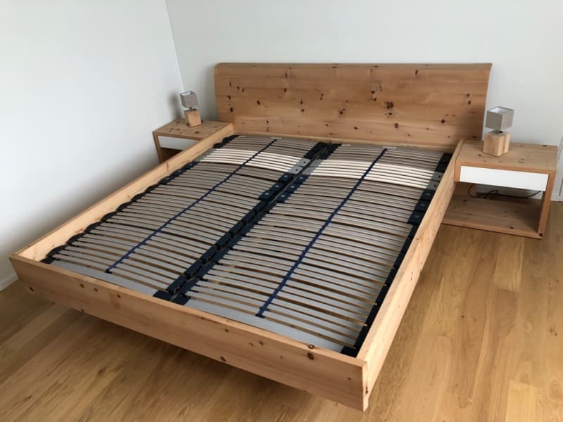 Zirbenbett aus Massivholz 180x200 zu verkaufen mit Nachttisch