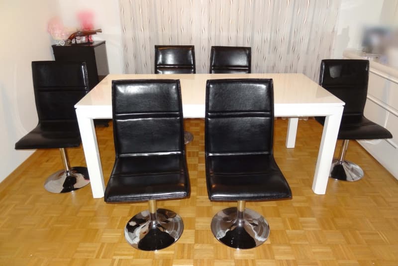 Esszimmertisch und 6 STÜHLE im schwarzen Lederlook