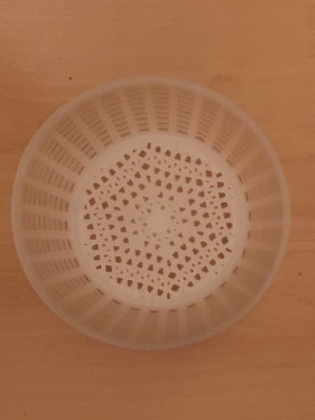 Milchfarbiger Korb