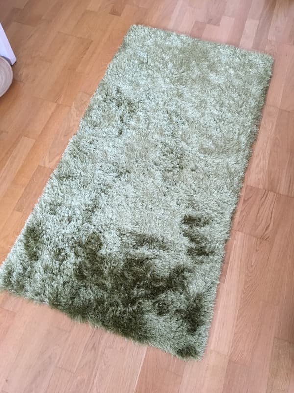 Zwei spezielle, grüne Teppiche