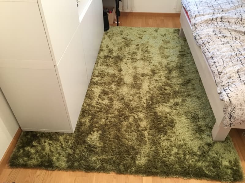 Zwei spezielle, grüne Teppiche