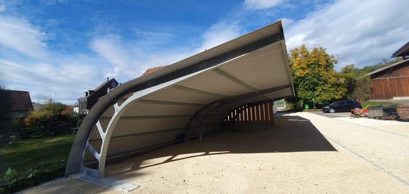 Parkplatz gedeckt für Camper