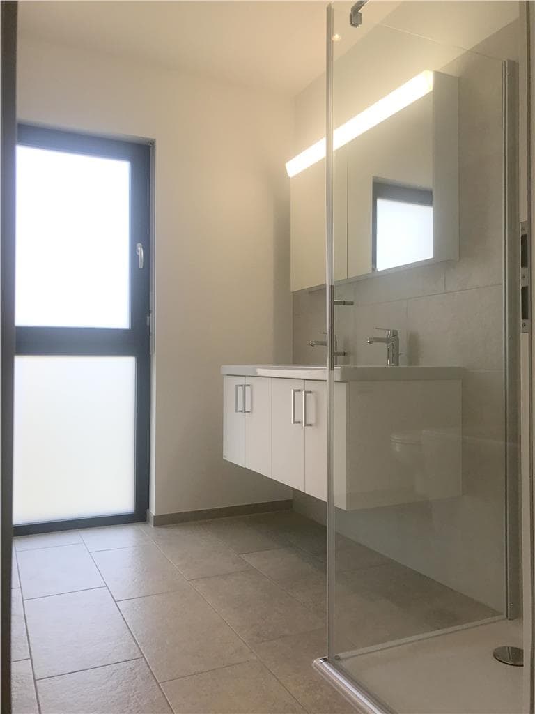Neubau-Reiheneckfamilienhaus zu vermieten 5.5