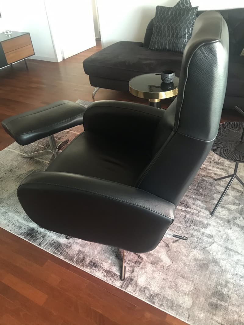 Relexsessel und Hocker in Leder