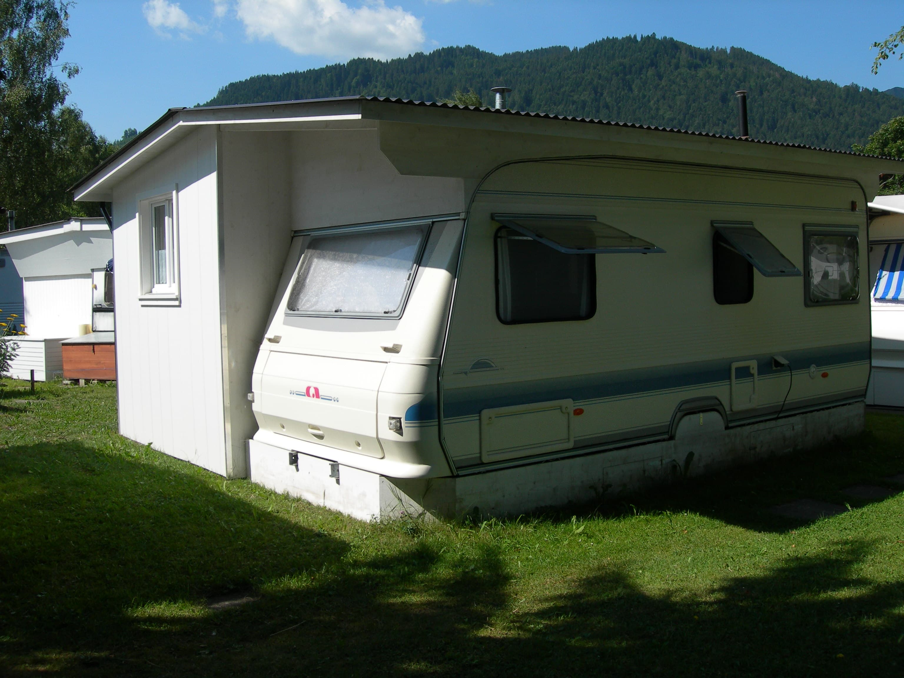 Wohnwagen mit fixem Anbau am Sihlsee (Euthal SZ)