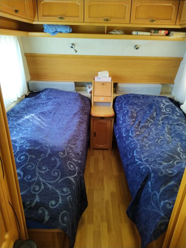Wohnwagen mit massivem Holzhaus