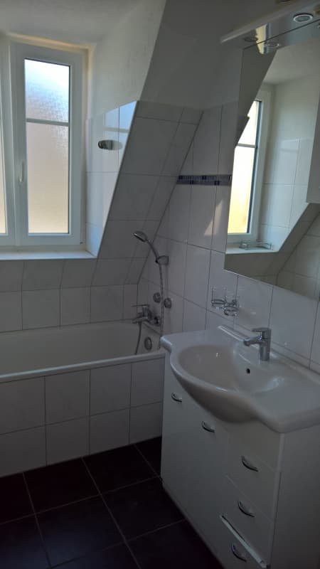 SEHR SCHÖNE 4-ZIMMER-DACHWOHNUNG IM 3. OG.