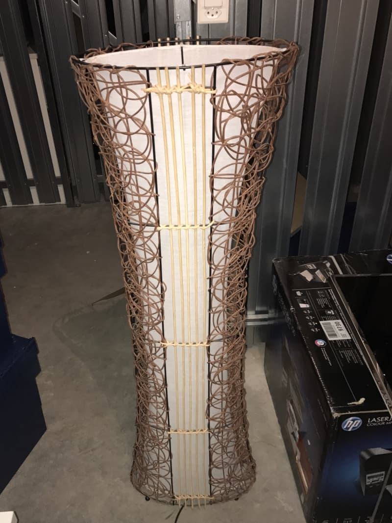 Stilvolle Stehlampe aus Rattan, gebraucht/unversehrt