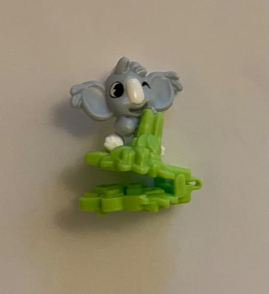 Kleiner Elefant mit Pflanze