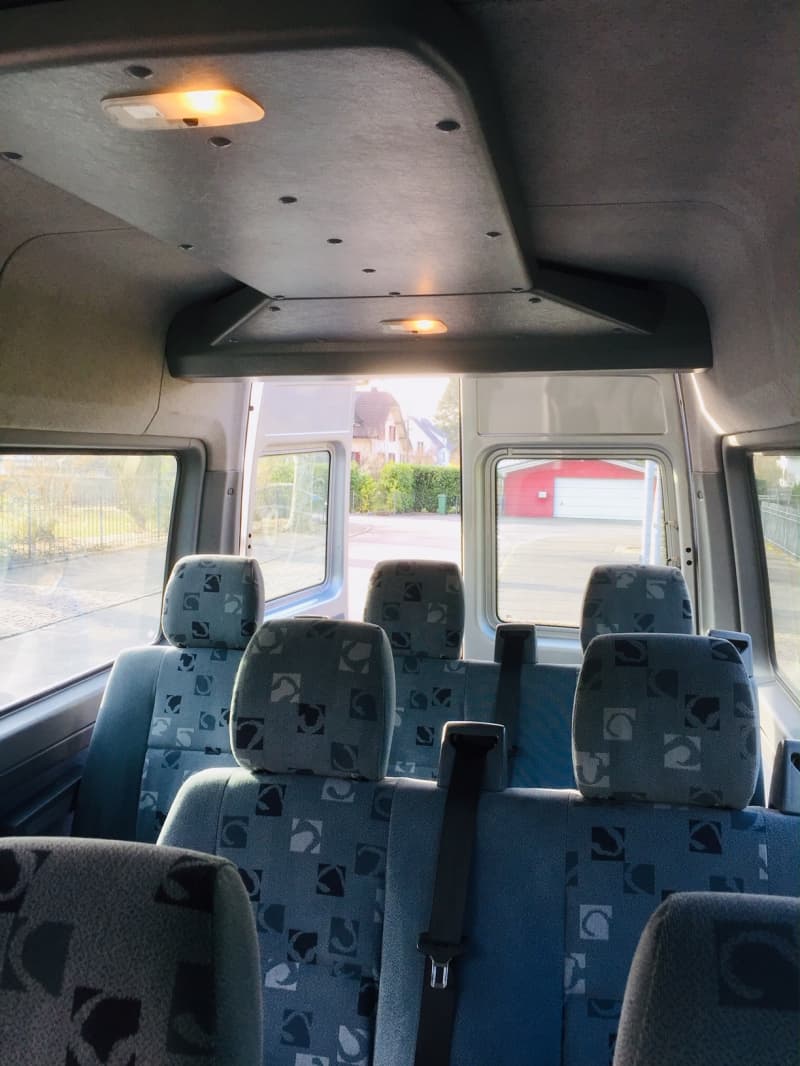 Kleinbus Mercedes Sprinter 11-Plätzer zu vermieten