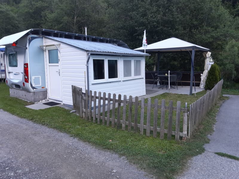 Wohnwagen mit festem Vorbau, in Fiesch VS (Camp. Eggishorn)