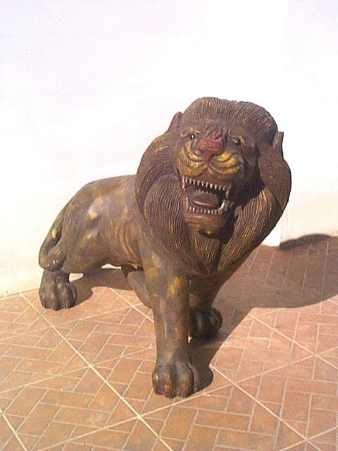 Löwe aus Holz