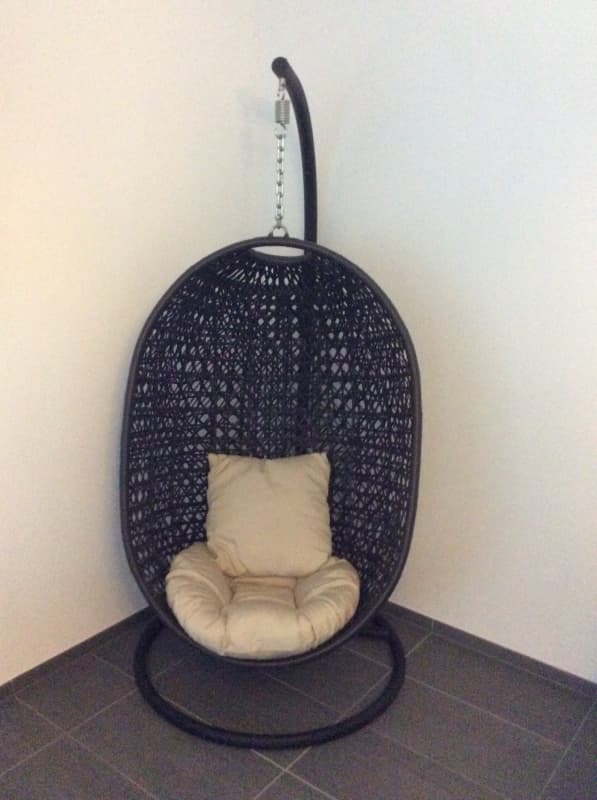 Sehr schöner RATTAN KORB HÄNGEND mit 2 Kissen