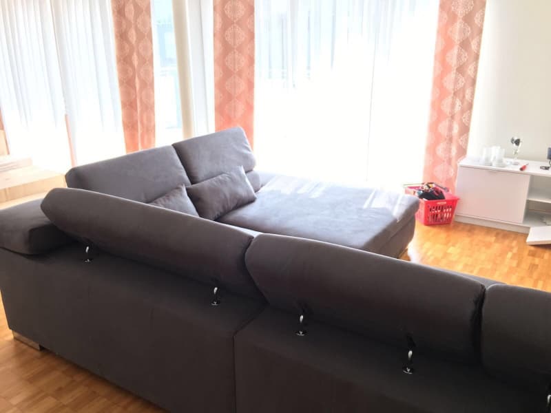 Graues Sofa in einem sehr guten Zustand