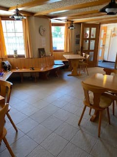 Im steuergünstigen Kanton Zug Urichgs, schöns Beizli