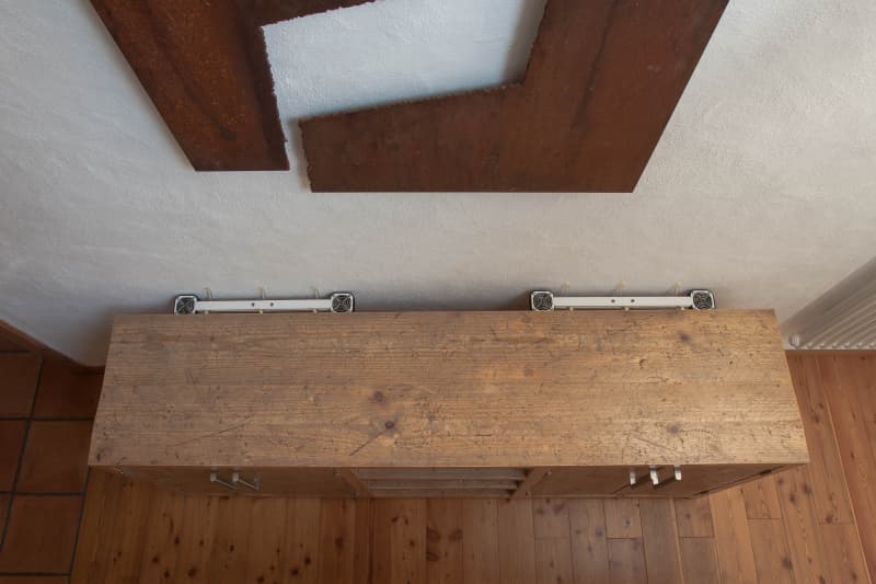 Lüfter gegen Schimmel hinter Möbel.