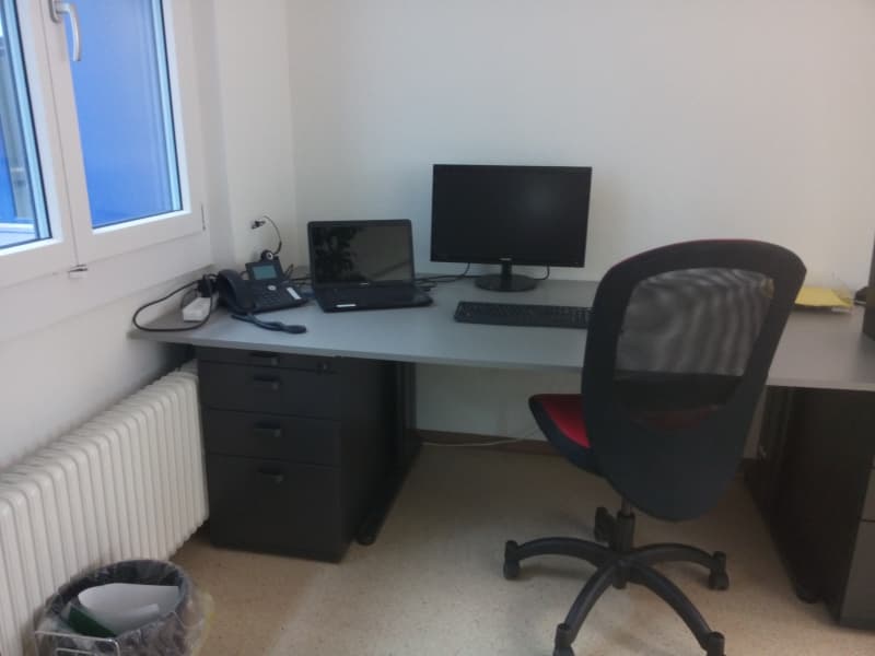 Büro-raum mit mehreren Arbeitsplätzen zu vermieten
