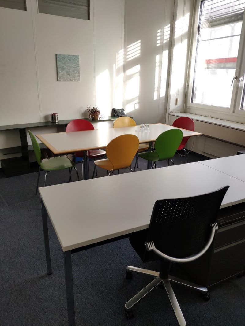 Büroauflösung: Möbel und Pflanzen preiswert abzugeben
