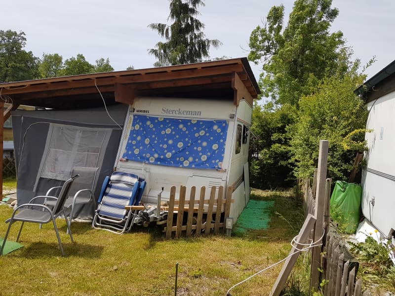 Wohnwagen mit Vohrzelt einem neuen Dach