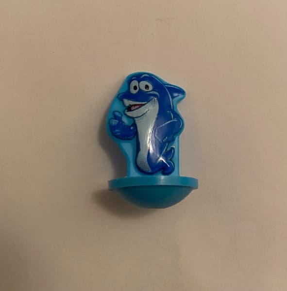Kleiner blauer Delfin mit Surlideckel