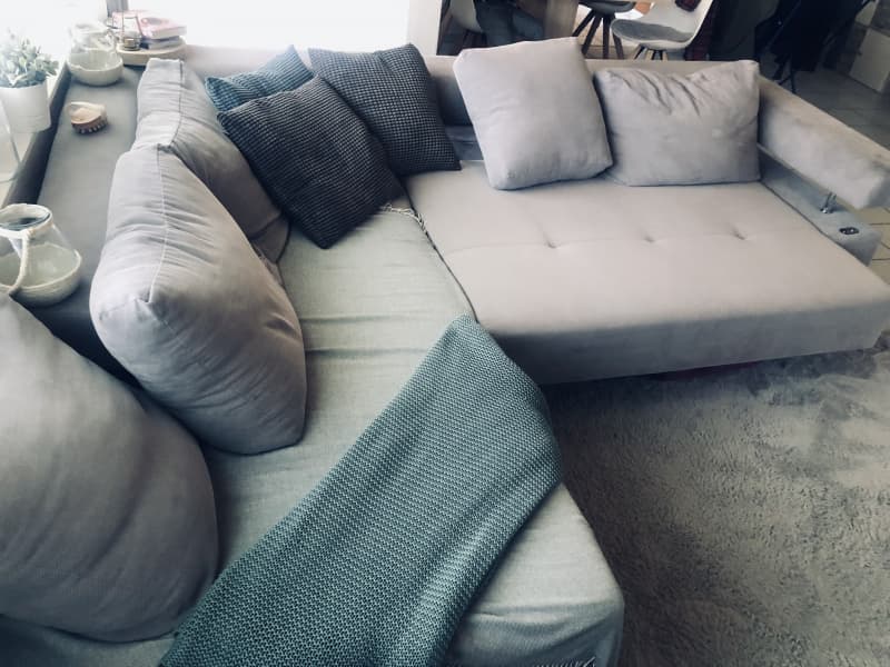 Grosses gemütliches elektrisch verstellbares Sofa