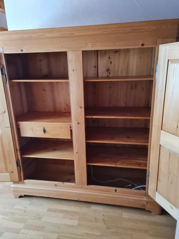 Tannenschrank massiv, 2 Türig mit Regalen und 1 Schublade