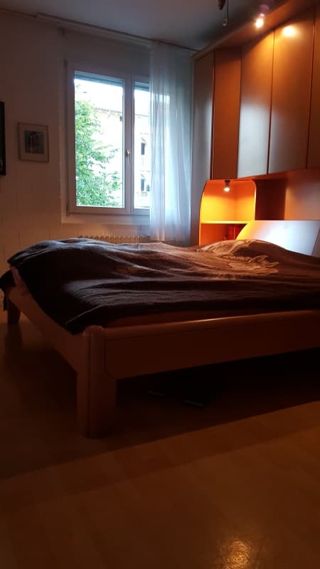 Schlafzimmer mit integriertem Bett in Buche