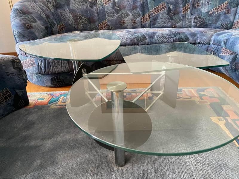 Salontisch aus drei verstellbaren Glasplatten