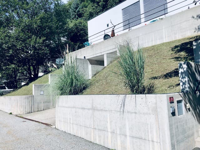 Idyllische, futuristische Villa, viel Ruhe und Sonnenschein mit f