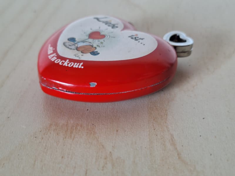 Feuerzeug Herz gas "Liebe ist ein Knockout"
