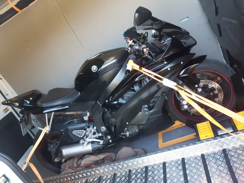 Motorrad- und Fahrzeugtransport
