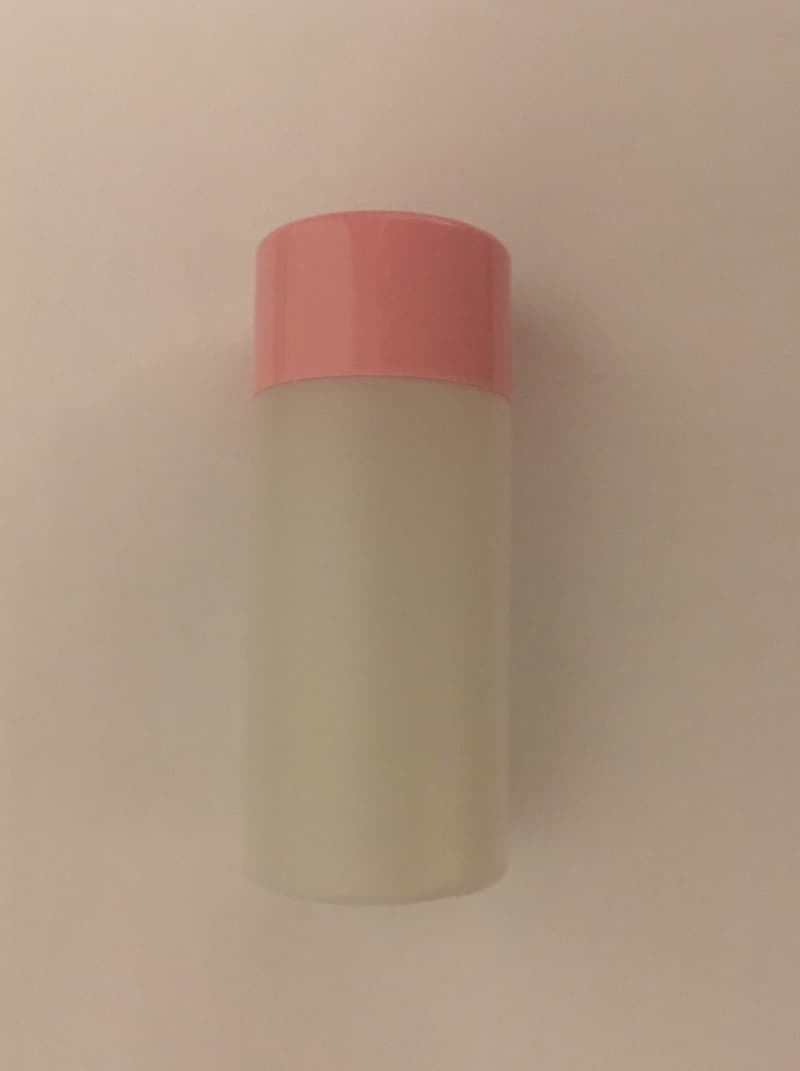 Durchsichtige leere Dose mit rosa Deckel