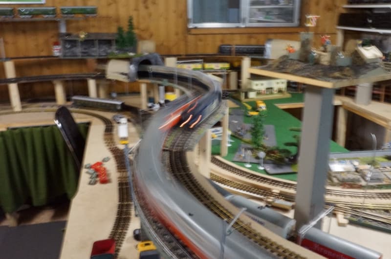 Grosse Spur 0 Eisenbahnanlage zu verkaufen 3Leiter =Strom