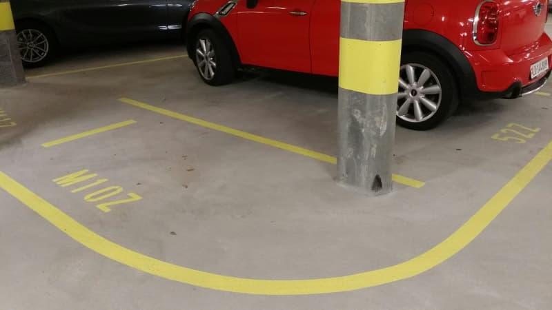 Motorrad- Parkplatz im Hochhaus ZÖLLY
