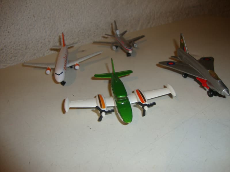 4 Flugzeuge