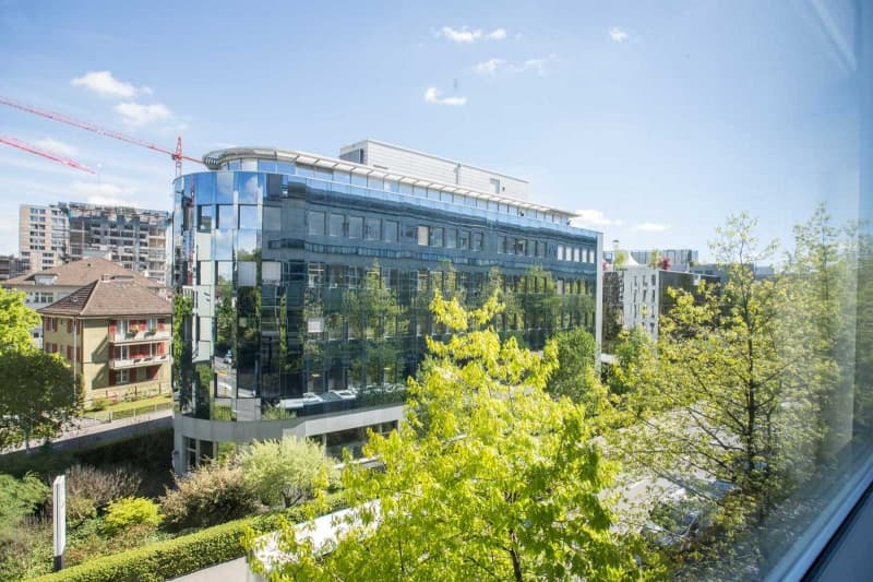 Möblierter Arbeitsplatz in modernem Büro in Zürich-Altstetten