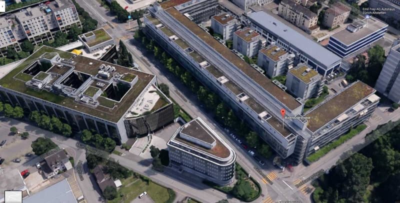 Möblierter Arbeitsplatz in modernem Büro in Zürich-Altstetten