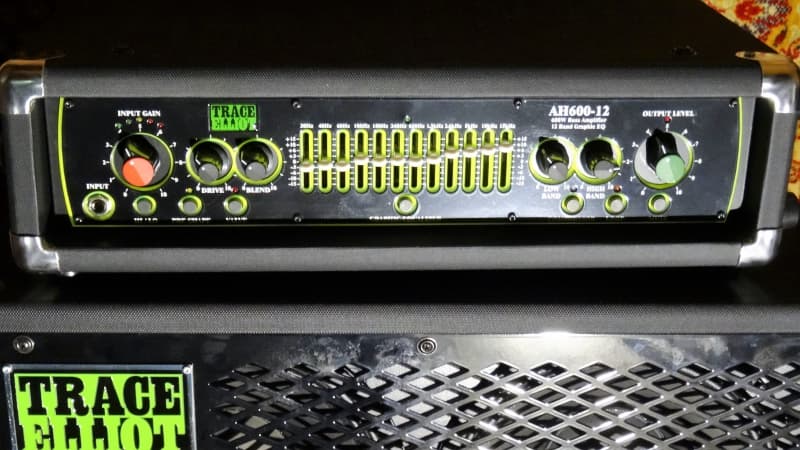 E-Bass mit Verstärker