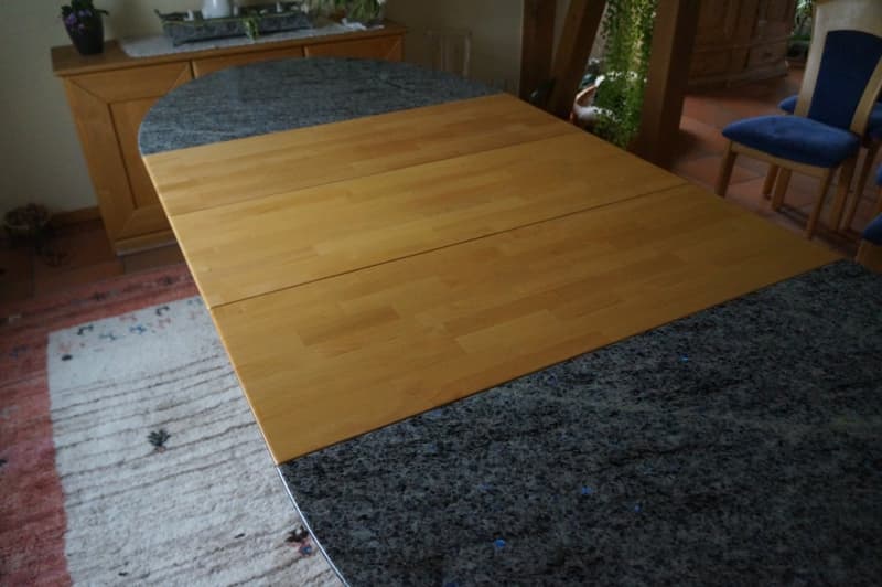 Ovaler Auszugstisch mit Steinplatten