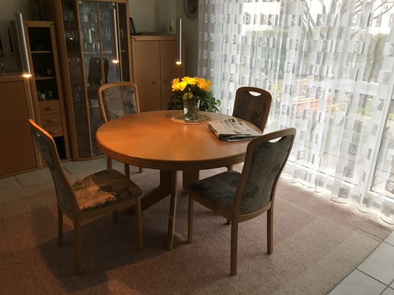 Esstisch und Sideboard
