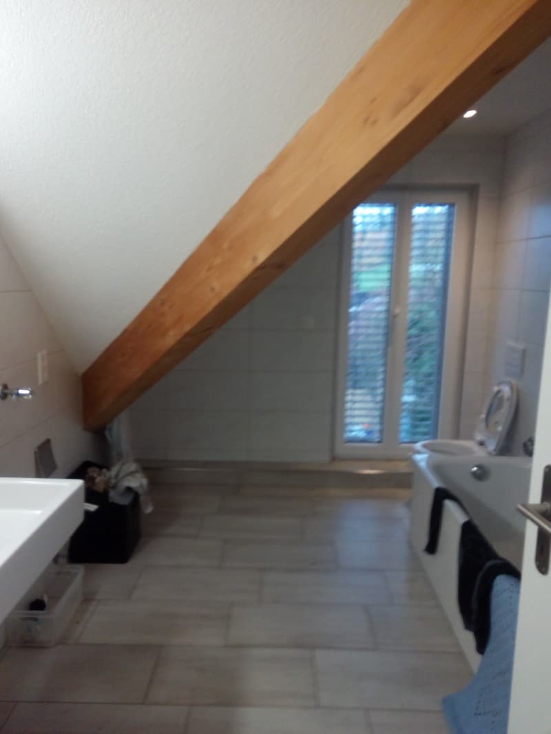 Grosse ruhige 3 Zimmer Dachwohnung in Bachenbülach zu vermieten