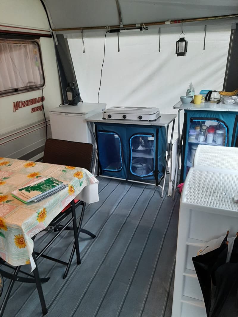 Wohnwagen auf Stellplatz nahe Ponte Tresa