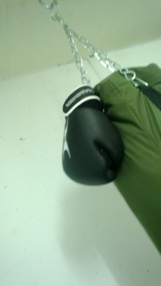 Boxsack Hammer be Ruggend mit Boxhandschuhen